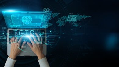 Digitale Werkzeuge, die Unternehmen effizienter arbeiten lassen In der heutigen Geschäftswelt ist Effizienz nicht nur ein Vorteil – sie ist eine Voraussetzung für langfristigen Erfolg. Unternehmen stehen unter ständigem Druck, schneller zu arbeiten, Kosten zu senken und gleichzeitig hochwertige Ergebnisse zu liefern. Genau hier kommen digitale Werkzeuge ins Spiel. Sie automatisieren Prozesse, verbessern die Zusammenarbeit und helfen Teams, ihre Zeit sinnvoller zu nutzen. Ein gutes Beispiel für solche Tools sind Lösungen, die alltägliche Aufgaben vereinfachen – von Projektmanagement über Kommunikation bis hin zu Marketing und Vertrieb. Selbst kleine Funktionen können einen großen Unterschied machen. So nutzen viele Unternehmen beispielsweise QR-Codes, um Informationen schneller zugänglich zu machen, Produkte zu vernetzen oder Kundeninteraktionen zu vereinfachen. Mit modernen Tools lassen sich sogar individuelle Codes inklusive Branding erstellen, etwa wenn man einen QR-Code mit Logo erstellen möchte, der perfekt zur eigenen Marke passt. Doch digitale Effizienz geht weit über einzelne Funktionen hinaus. Studien zeigen, dass Unternehmen, die konsequent auf digitale Tools setzen, ihre Produktivität deutlich steigern können. Laut einer Analyse von McKinsey können Automatisierung und digitale Technologien die Produktivität um bis zu 20–30 % erhöhen. Der Schlüssel liegt darin, die richtigen Werkzeuge zu kombinieren und sinnvoll in den Arbeitsalltag zu integrieren. Warum digitale Tools heute unverzichtbar sind Digitale Technologien haben die Art und Weise verändert, wie Unternehmen arbeiten. Früher waren viele Prozesse manuell und zeitaufwendig. Heute lassen sich Aufgaben automatisieren oder mit wenigen Klicks erledigen. Ein zentraler Vorteil digitaler Tools ist die Zeitersparnis. Statt E-Mails manuell zu sortieren oder Projektupdates per Telefon zu klären, können Teams heute auf Plattformen zugreifen, die alles an einem Ort bündeln. Informationen sind jederzeit verfügbar, und Entscheidungen können schneller getroffen werden. Ein weiterer wichtiger Faktor ist die Transparenz. Moderne Softwarelösungen ermöglichen es, Fortschritte, Kennzahlen und Aufgaben in Echtzeit zu verfolgen. Dadurch wissen Teams immer, woran gearbeitet wird und welche Prioritäten aktuell gelten. Projektmanagement-Tools für strukturierte Abläufe Projektmanagement ist einer der Bereiche, in denen digitale Werkzeuge besonders viel bewirken können. Tools wie digitale Kanban-Boards, Aufgabenmanager oder Workflow-Systeme helfen Teams, Projekte übersichtlich zu planen und umzusetzen. Anstatt Aufgaben in endlosen E-Mail-Threads zu diskutieren, können Teams sie direkt in einer Plattform erstellen, priorisieren und verfolgen. Das reduziert Missverständnisse und sorgt dafür, dass Projekte pünktlich abgeschlossen werden. Viele Unternehmen berichten, dass sie durch digitale Projektmanagementsysteme ihre Arbeitsabläufe deutlich verbessern konnten. Teams arbeiten strukturierter, Deadlines werden besser eingehalten und Verantwortlichkeiten sind klar definiert. Kollaborationstools für bessere Teamarbeit Remote-Arbeit und hybride Arbeitsmodelle haben in den letzten Jahren stark zugenommen. Dadurch sind Kollaborationstools wichtiger geworden als je zuvor. Plattformen für Teamkommunikation, gemeinsame Dokumentbearbeitung oder Videokonferenzen ermöglichen es Mitarbeitenden, unabhängig vom Standort zusammenzuarbeiten. Ein Dokument kann beispielsweise gleichzeitig von mehreren Personen bearbeitet werden, während Änderungen automatisch gespeichert werden. Das spart nicht nur Zeit, sondern fördert auch Kreativität. Ideen können schneller ausgetauscht werden, und Teams können flexibler reagieren. Automatisierung: Zeitfresser eliminieren Automatisierung ist einer der größten Effizienz-Booster für Unternehmen. Viele wiederkehrende Aufgaben lassen sich heute automatisieren – von Marketingkampagnen bis hin zur Datenanalyse. Ein Beispiel ist E-Mail-Marketing. Anstatt jede Nachricht manuell zu verschicken, können automatisierte Systeme personalisierte E-Mails zu bestimmten Zeitpunkten versenden. Das spart Zeit und sorgt gleichzeitig für eine bessere Kundenansprache. Auch im Kundenservice spielt Automatisierung eine wichtige Rolle. Chatbots können einfache Fragen sofort beantworten und so Support-Teams entlasten. Datenanalyse als Grundlage für bessere Entscheidungen Digitale Tools liefern nicht nur Funktionen – sie generieren auch wertvolle Daten. Unternehmen können diese Daten nutzen, um fundierte Entscheidungen zu treffen. Analytics-Plattformen zeigen beispielsweise, wie sich Kunden auf einer Website verhalten, welche Marketingkampagnen erfolgreich sind oder welche Prozesse verbessert werden müssen. Mit diesen Erkenntnissen können Unternehmen ihre Strategien gezielt optimieren. Ein datengetriebener Ansatz hilft Unternehmen, Risiken zu minimieren und Chancen schneller zu erkennen. Integration verschiedener Systeme Ein häufig unterschätzter Faktor für Effizienz ist die Integration verschiedener Tools. Wenn Systeme miteinander verbunden sind, können Daten automatisch zwischen ihnen übertragen werden. Beispielsweise können CRM-Systeme mit Marketingplattformen oder Projektmanagement-Tools verbunden werden. Dadurch müssen Informationen nicht mehrfach eingegeben werden, und Fehler werden reduziert. Viele moderne Plattformen bieten Schnittstellen (APIs), die solche Integrationen ermöglichen. Dadurch entsteht ein digitales Ökosystem, das Arbeitsprozesse deutlich vereinfacht. Fazit: Digitale Werkzeuge als Wachstumstreiber Digitale Tools sind längst mehr als nur praktische Helfer – sie sind ein entscheidender Faktor für den Erfolg moderner Unternehmen. Sie sparen Zeit, verbessern die Zusammenarbeit und ermöglichen datengestützte Entscheidungen. Unternehmen, die gezielt in digitale Werkzeuge investieren, schaffen eine Grundlage für nachhaltiges Wachstum. Wichtig ist dabei, nicht einfach möglichst viele Tools zu nutzen, sondern die richtigen Lösungen auszuwählen und sie sinnvoll in bestehende Arbeitsprozesse zu integrieren. Am Ende geht es nicht nur um Technologie, sondern um effizientere Arbeitsweisen. Wer digitale Werkzeuge klug einsetzt, kann sich stärker auf das konzentrieren, was wirklich zählt: Innovation, Kundenbeziehungen und langfristigen Geschäftserfolg.