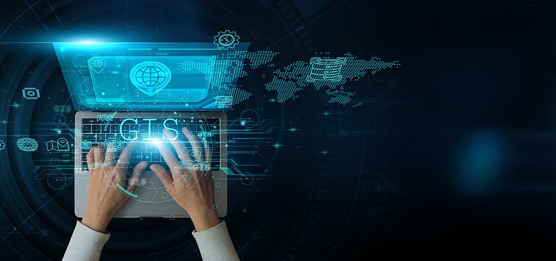 Digitale Werkzeuge, die Unternehmen effizienter arbeiten lassen In der heutigen Geschäftswelt ist Effizienz nicht nur ein Vorteil – sie ist eine Voraussetzung für langfristigen Erfolg. Unternehmen stehen unter ständigem Druck, schneller zu arbeiten, Kosten zu senken und gleichzeitig hochwertige Ergebnisse zu liefern. Genau hier kommen digitale Werkzeuge ins Spiel. Sie automatisieren Prozesse, verbessern die Zusammenarbeit und helfen Teams, ihre Zeit sinnvoller zu nutzen. Ein gutes Beispiel für solche Tools sind Lösungen, die alltägliche Aufgaben vereinfachen – von Projektmanagement über Kommunikation bis hin zu Marketing und Vertrieb. Selbst kleine Funktionen können einen großen Unterschied machen. So nutzen viele Unternehmen beispielsweise QR-Codes, um Informationen schneller zugänglich zu machen, Produkte zu vernetzen oder Kundeninteraktionen zu vereinfachen. Mit modernen Tools lassen sich sogar individuelle Codes inklusive Branding erstellen, etwa wenn man einen QR-Code mit Logo erstellen möchte, der perfekt zur eigenen Marke passt. Doch digitale Effizienz geht weit über einzelne Funktionen hinaus. Studien zeigen, dass Unternehmen, die konsequent auf digitale Tools setzen, ihre Produktivität deutlich steigern können. Laut einer Analyse von McKinsey können Automatisierung und digitale Technologien die Produktivität um bis zu 20–30 % erhöhen. Der Schlüssel liegt darin, die richtigen Werkzeuge zu kombinieren und sinnvoll in den Arbeitsalltag zu integrieren. Warum digitale Tools heute unverzichtbar sind Digitale Technologien haben die Art und Weise verändert, wie Unternehmen arbeiten. Früher waren viele Prozesse manuell und zeitaufwendig. Heute lassen sich Aufgaben automatisieren oder mit wenigen Klicks erledigen. Ein zentraler Vorteil digitaler Tools ist die Zeitersparnis. Statt E-Mails manuell zu sortieren oder Projektupdates per Telefon zu klären, können Teams heute auf Plattformen zugreifen, die alles an einem Ort bündeln. Informationen sind jederzeit verfügbar, und Entscheidungen können schneller getroffen werden. Ein weiterer wichtiger Faktor ist die Transparenz. Moderne Softwarelösungen ermöglichen es, Fortschritte, Kennzahlen und Aufgaben in Echtzeit zu verfolgen. Dadurch wissen Teams immer, woran gearbeitet wird und welche Prioritäten aktuell gelten. Projektmanagement-Tools für strukturierte Abläufe Projektmanagement ist einer der Bereiche, in denen digitale Werkzeuge besonders viel bewirken können. Tools wie digitale Kanban-Boards, Aufgabenmanager oder Workflow-Systeme helfen Teams, Projekte übersichtlich zu planen und umzusetzen. Anstatt Aufgaben in endlosen E-Mail-Threads zu diskutieren, können Teams sie direkt in einer Plattform erstellen, priorisieren und verfolgen. Das reduziert Missverständnisse und sorgt dafür, dass Projekte pünktlich abgeschlossen werden. Viele Unternehmen berichten, dass sie durch digitale Projektmanagementsysteme ihre Arbeitsabläufe deutlich verbessern konnten. Teams arbeiten strukturierter, Deadlines werden besser eingehalten und Verantwortlichkeiten sind klar definiert. Kollaborationstools für bessere Teamarbeit Remote-Arbeit und hybride Arbeitsmodelle haben in den letzten Jahren stark zugenommen. Dadurch sind Kollaborationstools wichtiger geworden als je zuvor. Plattformen für Teamkommunikation, gemeinsame Dokumentbearbeitung oder Videokonferenzen ermöglichen es Mitarbeitenden, unabhängig vom Standort zusammenzuarbeiten. Ein Dokument kann beispielsweise gleichzeitig von mehreren Personen bearbeitet werden, während Änderungen automatisch gespeichert werden. Das spart nicht nur Zeit, sondern fördert auch Kreativität. Ideen können schneller ausgetauscht werden, und Teams können flexibler reagieren. Automatisierung: Zeitfresser eliminieren Automatisierung ist einer der größten Effizienz-Booster für Unternehmen. Viele wiederkehrende Aufgaben lassen sich heute automatisieren – von Marketingkampagnen bis hin zur Datenanalyse. Ein Beispiel ist E-Mail-Marketing. Anstatt jede Nachricht manuell zu verschicken, können automatisierte Systeme personalisierte E-Mails zu bestimmten Zeitpunkten versenden. Das spart Zeit und sorgt gleichzeitig für eine bessere Kundenansprache. Auch im Kundenservice spielt Automatisierung eine wichtige Rolle. Chatbots können einfache Fragen sofort beantworten und so Support-Teams entlasten. Datenanalyse als Grundlage für bessere Entscheidungen Digitale Tools liefern nicht nur Funktionen – sie generieren auch wertvolle Daten. Unternehmen können diese Daten nutzen, um fundierte Entscheidungen zu treffen. Analytics-Plattformen zeigen beispielsweise, wie sich Kunden auf einer Website verhalten, welche Marketingkampagnen erfolgreich sind oder welche Prozesse verbessert werden müssen. Mit diesen Erkenntnissen können Unternehmen ihre Strategien gezielt optimieren. Ein datengetriebener Ansatz hilft Unternehmen, Risiken zu minimieren und Chancen schneller zu erkennen. Integration verschiedener Systeme Ein häufig unterschätzter Faktor für Effizienz ist die Integration verschiedener Tools. Wenn Systeme miteinander verbunden sind, können Daten automatisch zwischen ihnen übertragen werden. Beispielsweise können CRM-Systeme mit Marketingplattformen oder Projektmanagement-Tools verbunden werden. Dadurch müssen Informationen nicht mehrfach eingegeben werden, und Fehler werden reduziert. Viele moderne Plattformen bieten Schnittstellen (APIs), die solche Integrationen ermöglichen. Dadurch entsteht ein digitales Ökosystem, das Arbeitsprozesse deutlich vereinfacht. Fazit: Digitale Werkzeuge als Wachstumstreiber Digitale Tools sind längst mehr als nur praktische Helfer – sie sind ein entscheidender Faktor für den Erfolg moderner Unternehmen. Sie sparen Zeit, verbessern die Zusammenarbeit und ermöglichen datengestützte Entscheidungen. Unternehmen, die gezielt in digitale Werkzeuge investieren, schaffen eine Grundlage für nachhaltiges Wachstum. Wichtig ist dabei, nicht einfach möglichst viele Tools zu nutzen, sondern die richtigen Lösungen auszuwählen und sie sinnvoll in bestehende Arbeitsprozesse zu integrieren. Am Ende geht es nicht nur um Technologie, sondern um effizientere Arbeitsweisen. Wer digitale Werkzeuge klug einsetzt, kann sich stärker auf das konzentrieren, was wirklich zählt: Innovation, Kundenbeziehungen und langfristigen Geschäftserfolg.